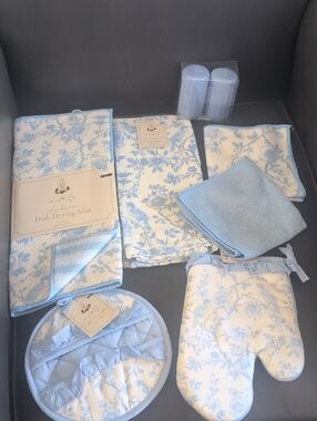 Blue Floral Kitchen Linen Set - 8 Piece W Salt And Pepper Shakers
